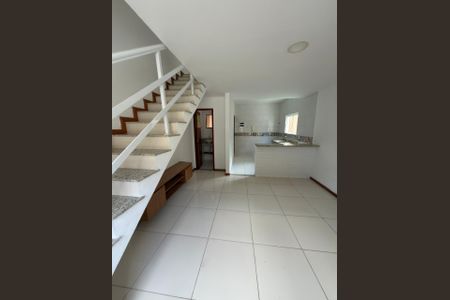 Sala de casa de condomínio para alugar com 2 quartos, 75m² em Bosque Fundo, Maricá