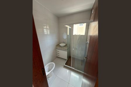 Banheiro de casa de condomínio para alugar com 2 quartos, 75m² em Bosque Fundo, Maricá