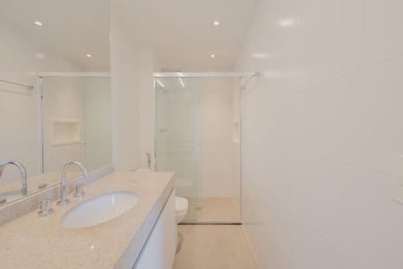 Apartamento para alugar com 67m², 2 quartos e 1 vaga Apartamento para alugar com 67m², 2 quartos e 1 vagaBanheiro da Suíte