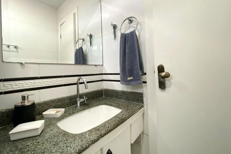 Apartamento à venda com 180m², 4 quartos e 2 vagas Apartamento à venda com 180m², 4 quartos e 2 vagasBanheiro