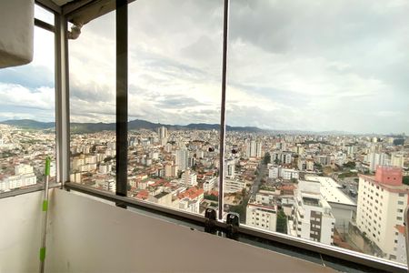 Apartamento à venda com 180m², 4 quartos e 2 vagas Apartamento à venda com 180m², 4 quartos e 2 vagasEscritório