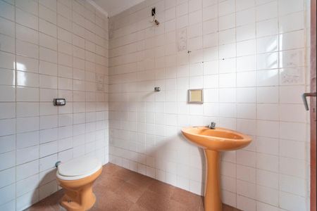 Banheiro da Área de serviço de casa para alugar com 4 quartos, 219m² em Jardim Stetel, Santo André