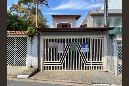 Casa à venda com 225m², 3 quartos e 2 vagasFachada + Placa
