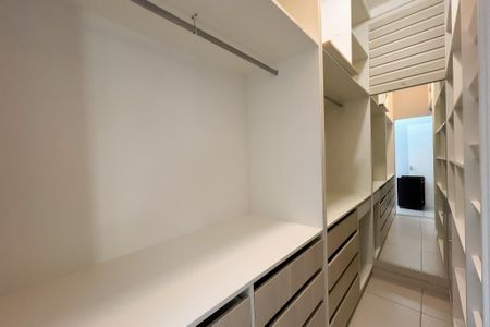 Casa de condomínio para alugar com 160m², 2 quartos e 4 vagas Casa de condomínio para alugar com 160m², 2 quartos e 4 vagasCloset da suíte