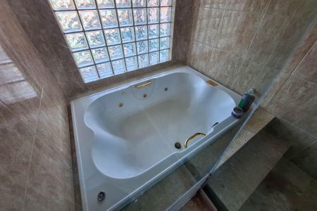 Casa para alugar com 291m², 4 quartos e 4 vagasBanheiro da Suíte 1