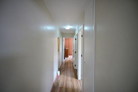 Casa de condomínio para alugar com 300m², 3 quartos e 4 vagasEscada