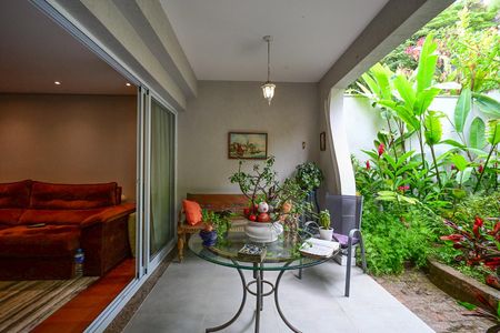 Casa de condomínio para alugar com 300m², 3 quartos e 4 vagasVaranda