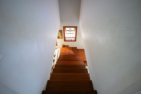 Casa de condomínio para alugar com 300m², 3 quartos e 4 vagasEscada