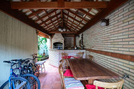 Casa de condomínio para alugar com 300m², 3 quartos e 4 vagasChurrasqueira