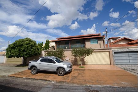 Casa para alugar com 120m², 4 quartos e 2 vagas Casa para alugar com 120m², 4 quartos e 2 vagasFachada