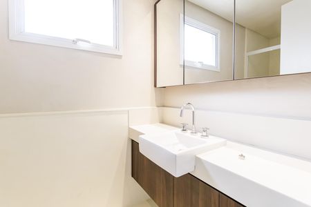 Apartamento à venda com 130m², 2 quartos e 3 vagas Apartamento à venda com 130m², 2 quartos e 3 vagasBanheiro da Suíte 2