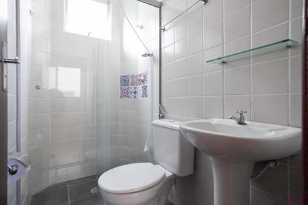 Apartamento para alugar com 45m², 2 quartos e 1 vaga Apartamento para alugar com 45m², 2 quartos e 1 vagaBanheiro social