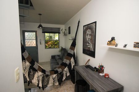 Sala de casa de condomínio à venda com 2 quartos, 36m² em Guarujá, Porto Alegre
