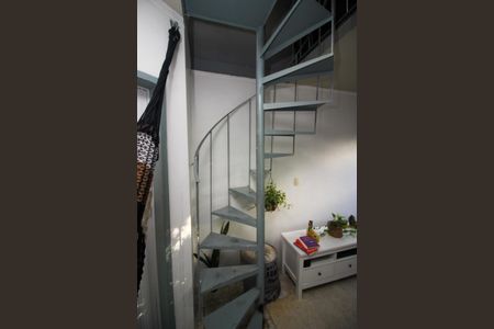 Casa de condomínio à venda com 36m², 2 quartos e 1 vagaEscada