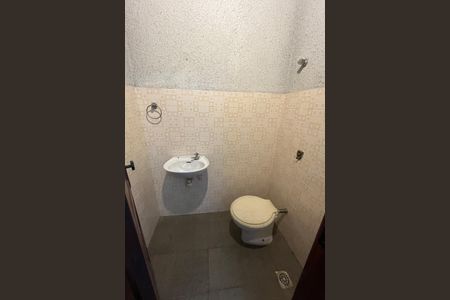 Casa à venda com 310m², 7 quartos e 5 vagasBanheiro na garagem