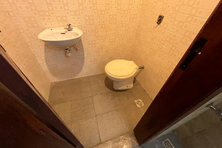 Casa à venda com 310m², 7 quartos e 5 vagasBanheiro na garagem