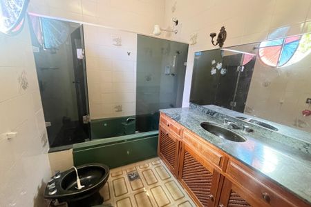 Casa à venda com 310m², 7 quartos e 5 vagasBanheiro 3