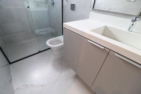 Casa de condomínio para alugar com 312m², 3 quartos e 4 vagasBanheiro do Quarto 2