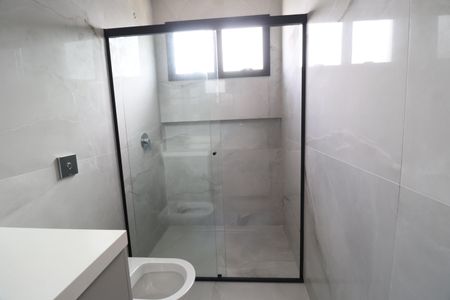 Casa de condomínio para alugar com 312m², 3 quartos e 4 vagasBanheiro do Quarto 1