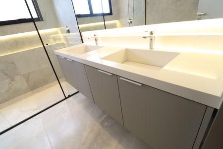 Casa de condomínio para alugar com 312m², 3 quartos e 4 vagasBanheiro do Quarto 3