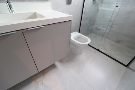 Casa de condomínio para alugar com 312m², 3 quartos e 4 vagasBanheiro do Quarto 1