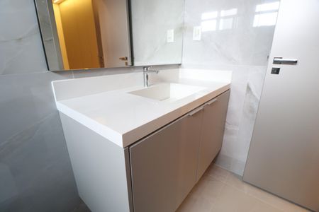 Casa de condomínio para alugar com 312m², 3 quartos e 4 vagasBanheiro do Quarto 2