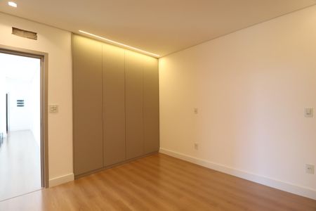 Casa de condomínio para alugar com 312m², 3 quartos e 4 vagasQuarto 2 - Suíte