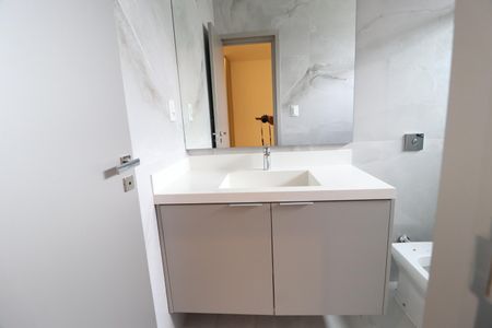 Casa de condomínio para alugar com 312m², 3 quartos e 4 vagasBanheiro do Quarto 1