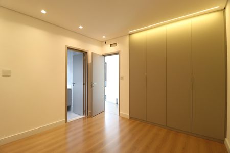 Casa de condomínio para alugar com 312m², 3 quartos e 4 vagasQuarto 2 - Suíte