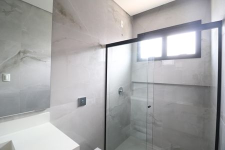 Casa de condomínio para alugar com 312m², 3 quartos e 4 vagasBanheiro do Quarto 1