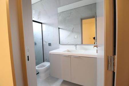 Casa de condomínio para alugar com 312m², 3 quartos e 4 vagasBanheiro do Quarto 2