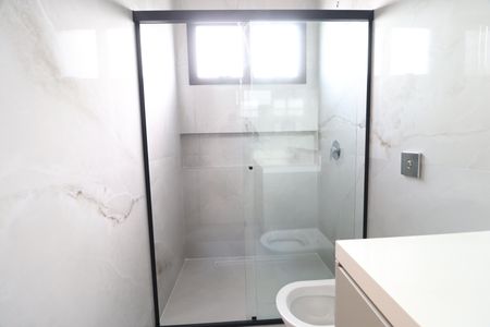 Casa de condomínio para alugar com 312m², 3 quartos e 4 vagasBanheiro do Quarto 2