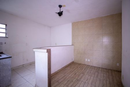 Sala de casa para alugar com 2 quartos, 110m² em Amendoeira, São Gonçalo