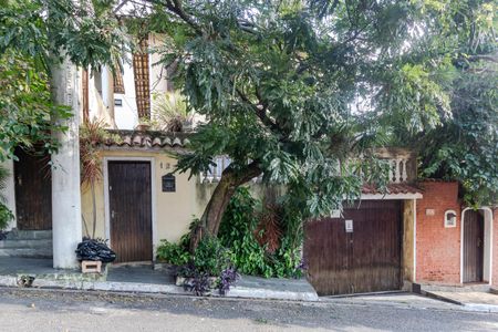 Casa à venda com 286m², 3 quartos e 3 vagas Casa à venda com 286m², 3 quartos e 3 vagasFachada