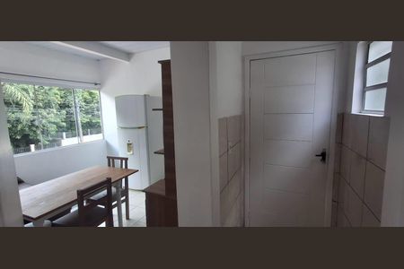Cozinha de apartamento para alugar com 1 quarto, 55m² em Campeche Central, Florianópolis