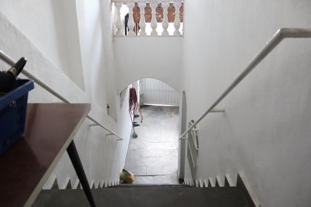 Casa à venda com 210m², 2 quartos e 3 vagasEscada acesso hall