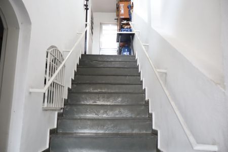 Casa à venda com 210m², 2 quartos e 3 vagasEscada acesso hall