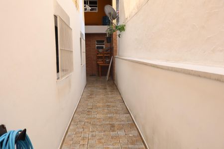 Casa à venda com 210m², 2 quartos e 3 vagasCorredor acesso área de serviço