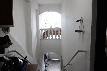 Casa à venda com 210m², 2 quartos e 3 vagasEscada acesso hall