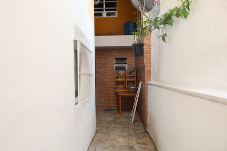 Casa à venda com 210m², 2 quartos e 3 vagasCorredor acesso área de serviço