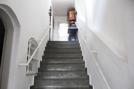 Casa à venda com 210m², 2 quartos e 3 vagasEscada acesso hall