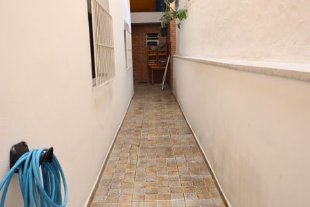 Casa à venda com 210m², 2 quartos e 3 vagasCorredor acesso área de serviço