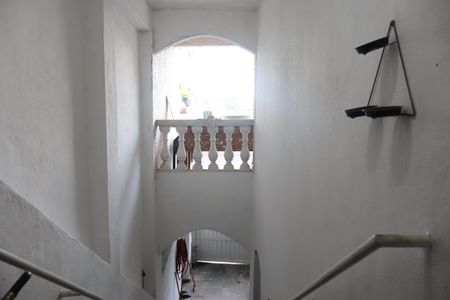 Casa à venda com 210m², 2 quartos e 3 vagasEscada acesso hall