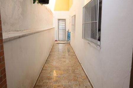 Casa à venda com 210m², 2 quartos e 3 vagasCorredor acesso área de serviço