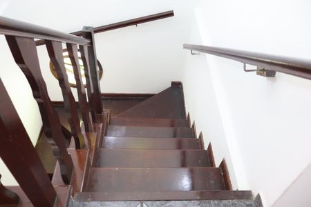 Casa à venda com 210m², 2 quartos e 3 vagasEscada piso superior