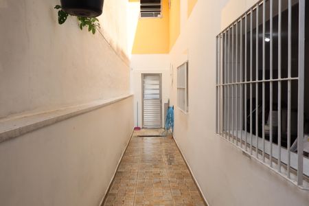 Casa à venda com 210m², 2 quartos e 3 vagasCorredor acesso área de serviço