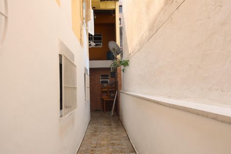 Casa à venda com 210m², 2 quartos e 3 vagasCorredor acesso área de serviço