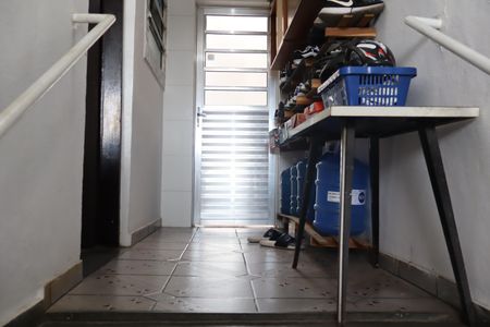 Casa à venda com 210m², 2 quartos e 3 vagasEscada acesso hall
