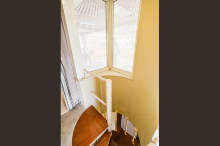 Apartamento para alugar com 200m², 3 quartos e 2 vagas Apartamento para alugar com 200m², 3 quartos e 2 vagasEscada