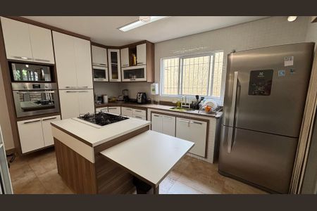 Casa à venda com 4 quartos, 300m² em Jardim Monte Azul, São Paulo